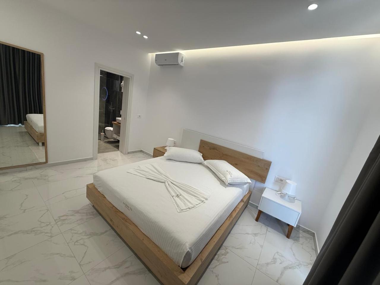 Sea Breeze Villa Sarandë Eksteriør billede